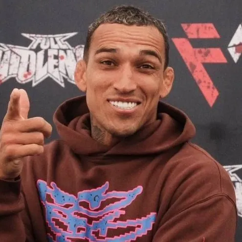 chat with ai character: Charles Oliveira
