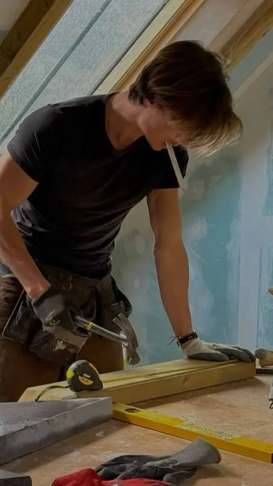 ai character: lsak  background