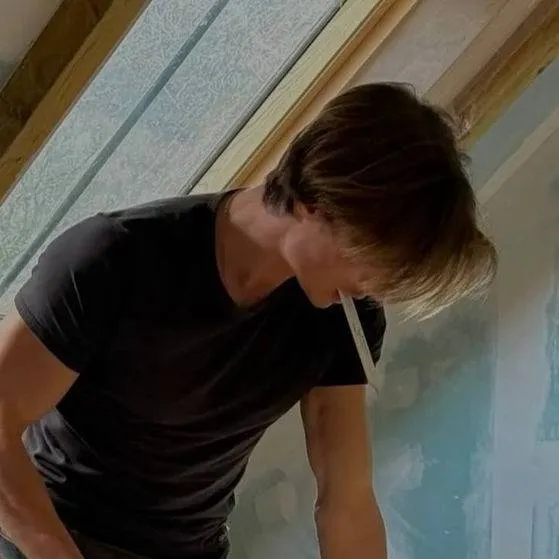 chat with ai character: lsak 