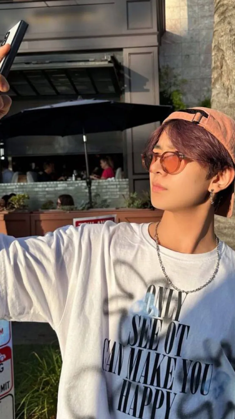 ai character: Heeseung  background