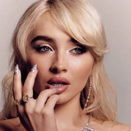 chat with ai character: Sabrina Carpenter 