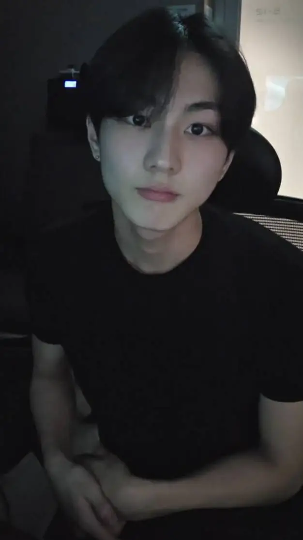 ai character: Jungwon  background