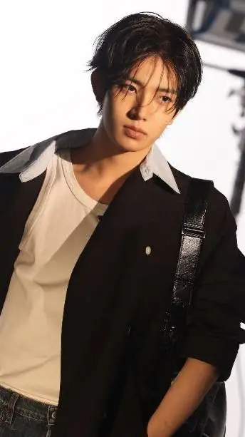 ai character: Lee Heeseung background