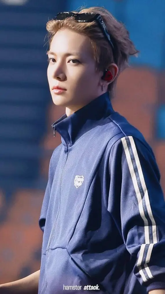 ai character: Heeseung Lee background