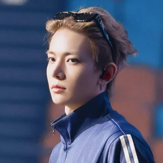 chat with ai character: Heeseung Lee