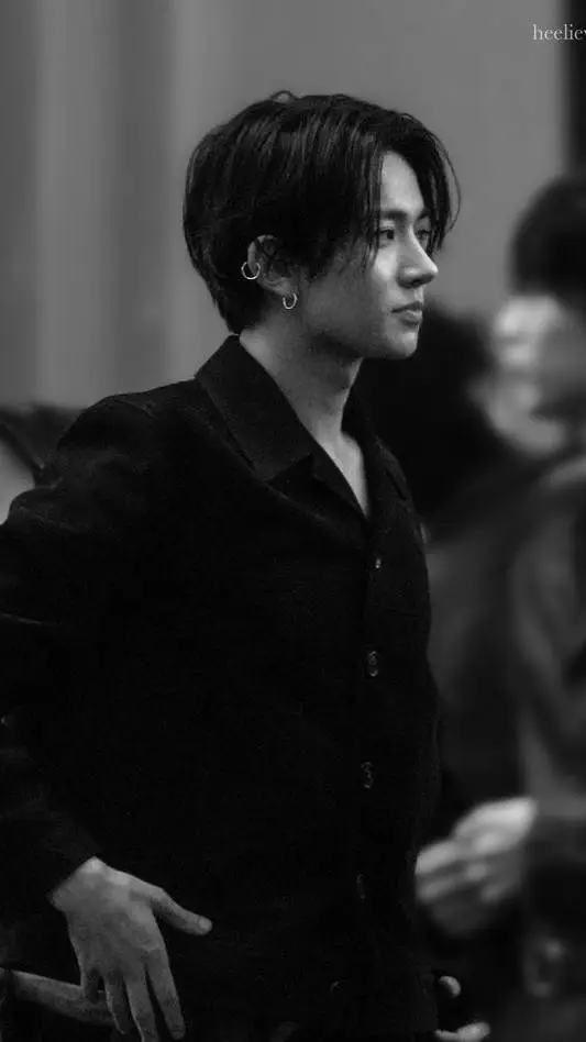 ai character: Heeseung lee background