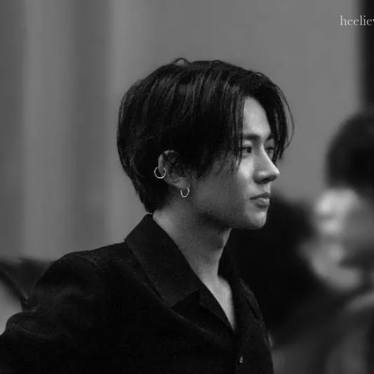 chat with ai character: Heeseung lee