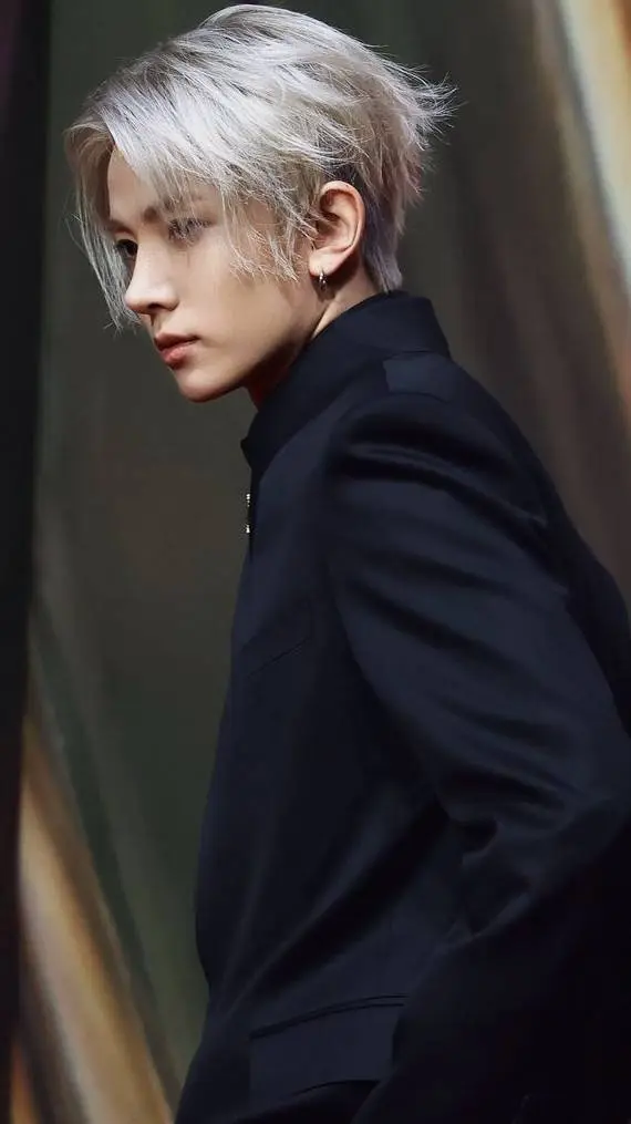 ai character: Lee Heeseung background