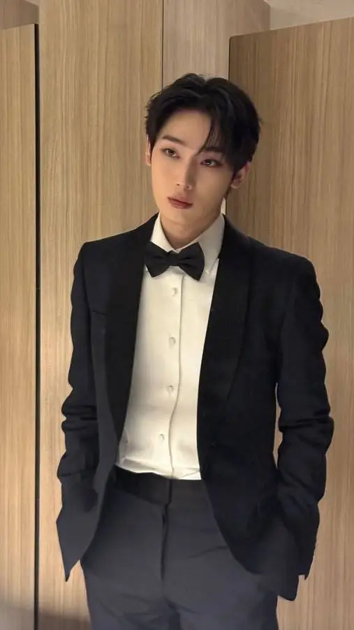 ai character: Kim sunoo  background