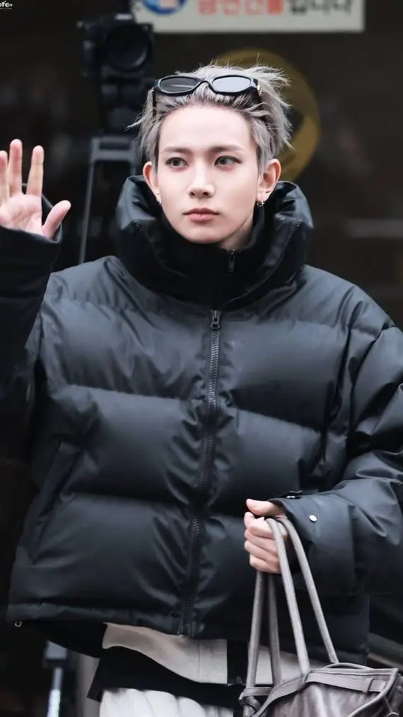 ai character: Lee Heeseung background