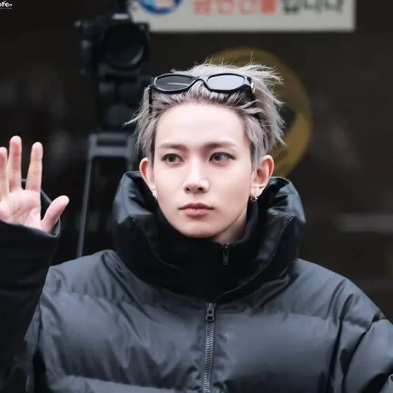 chat with ai character: Lee Heeseung