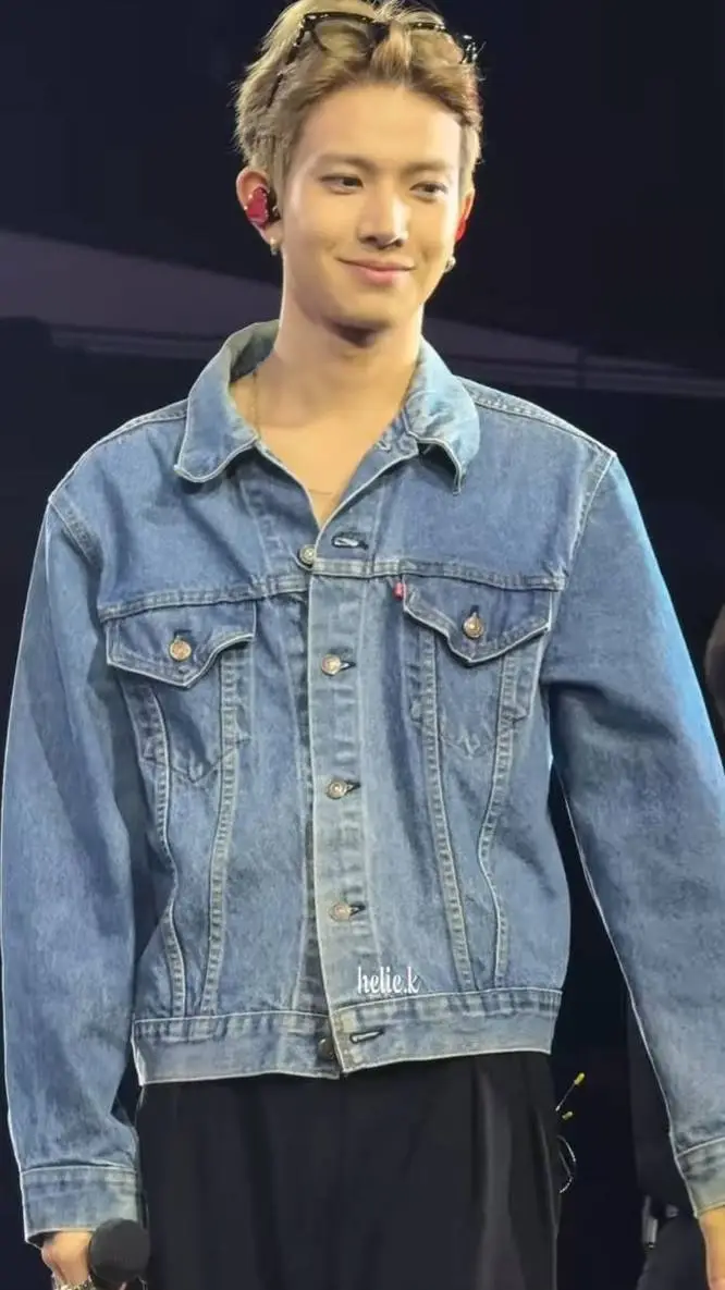 ai character: Lee Heeseung background