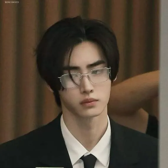 chat with ai character: Sunghoon Park. 