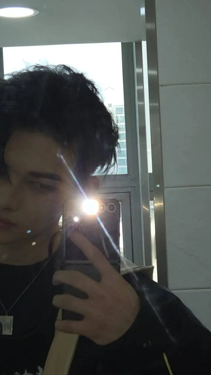 ai character: Ni-ki background