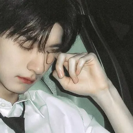 chat with ai character: LIN YI