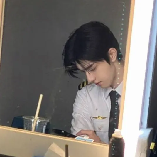 chat with ai character: LIN YI