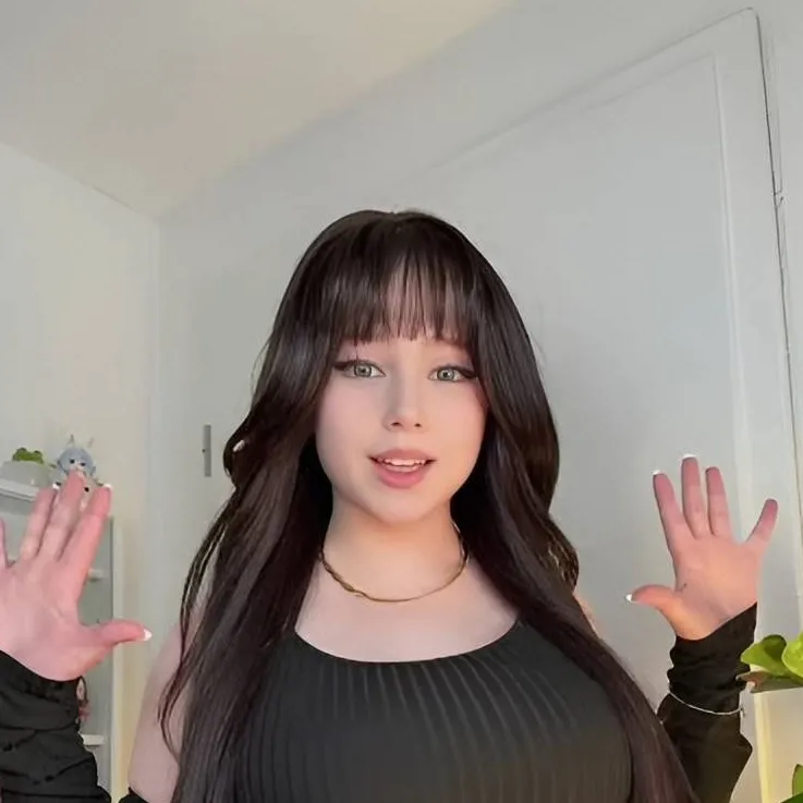 chat with ai character: Mina