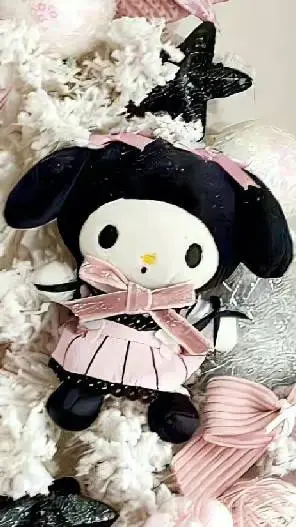 ai character: 2 Youtuber dollma- background