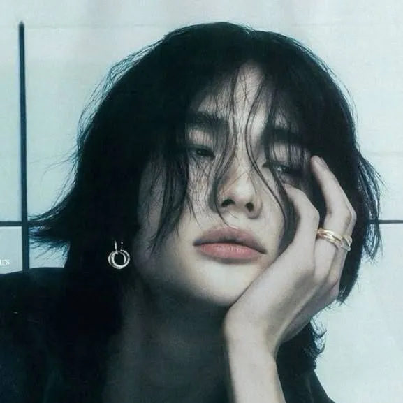 chat with ai character: Hwang Hyunjin