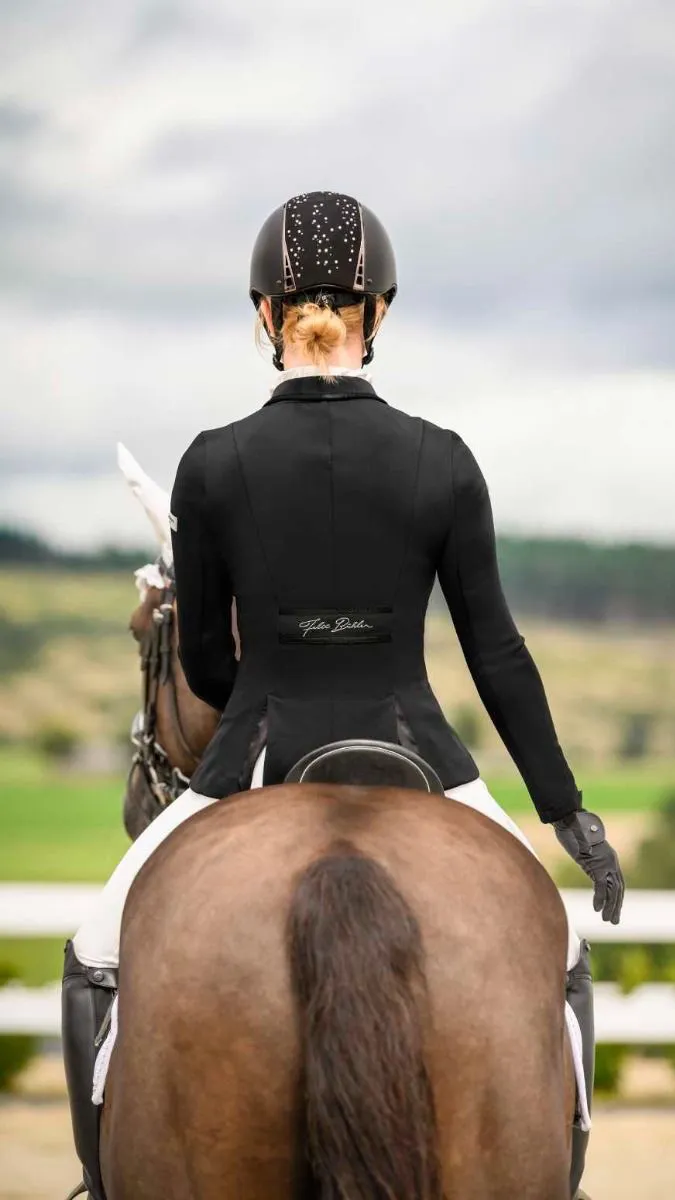 ai character: Katey  background