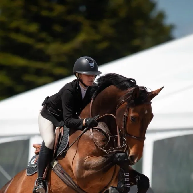 chat with ai character: Daphne