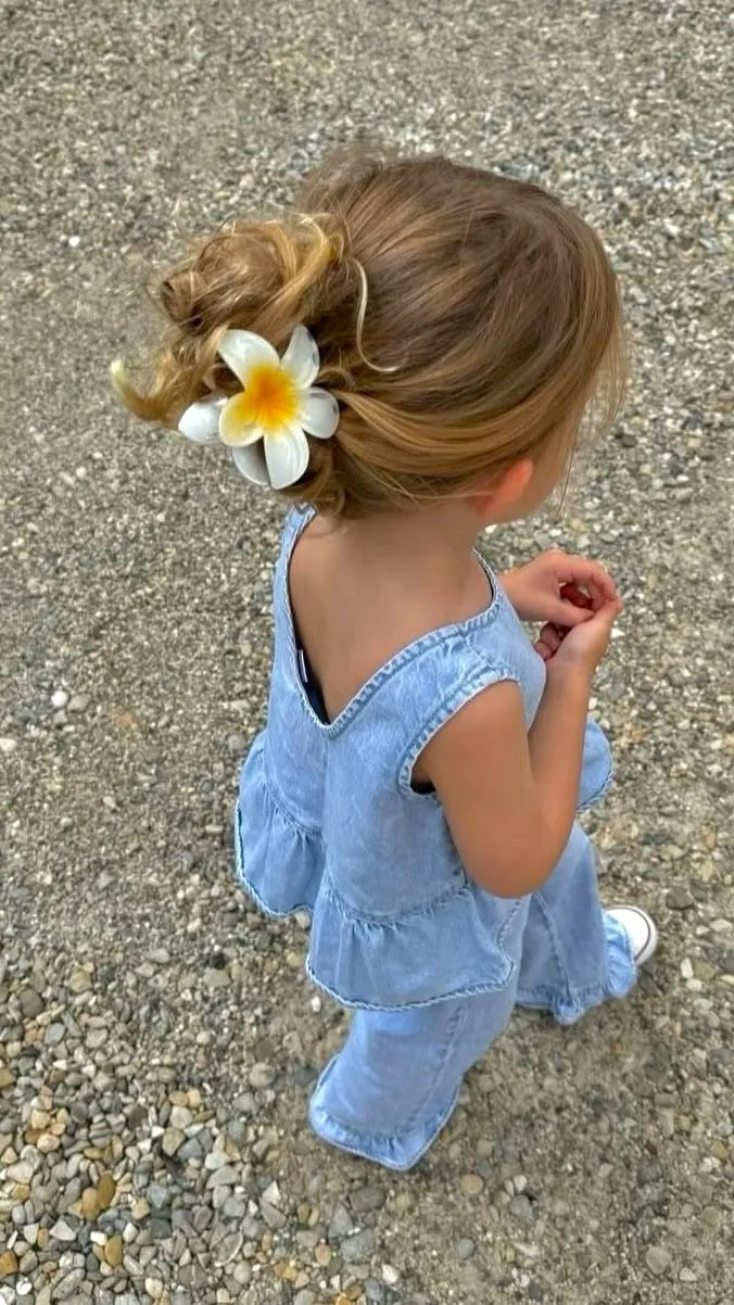 ai character: Daisy background