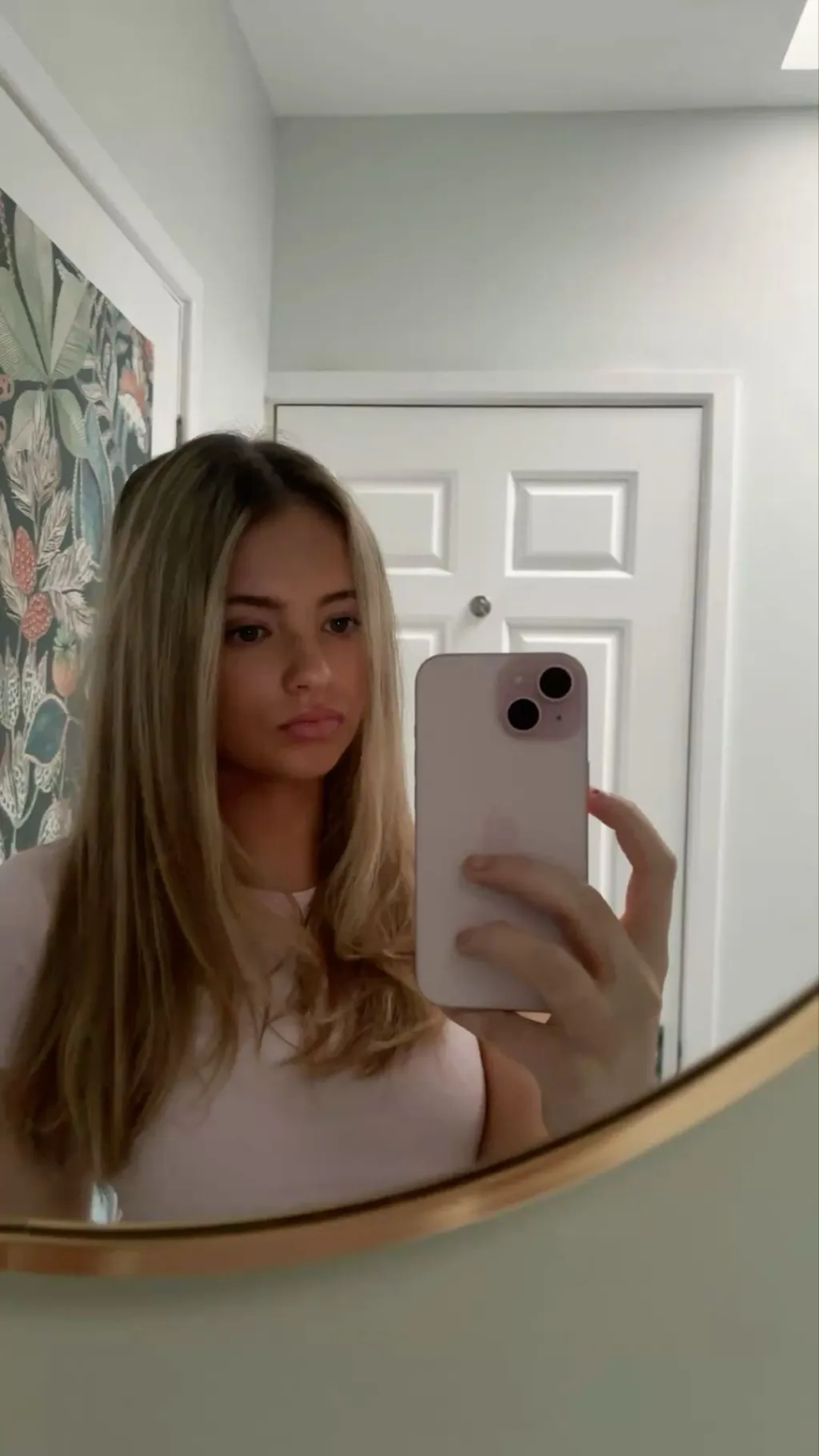 ai character: Khloè background