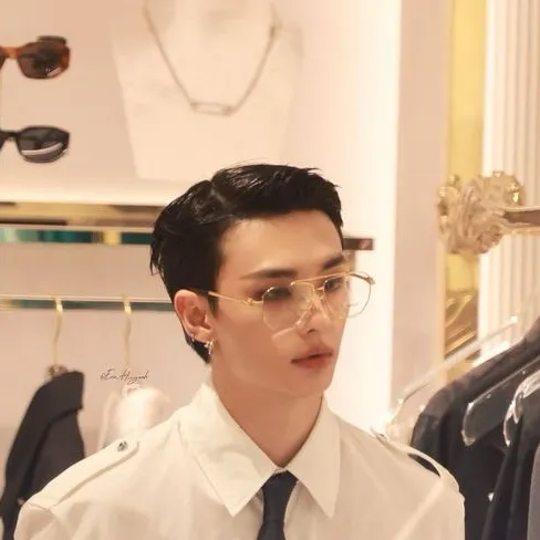 chat with ai character: Hwang Hyunjin