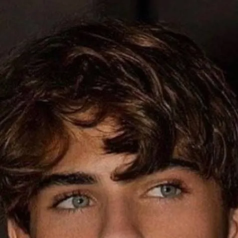 chat with ai character: Arlo Thomas 