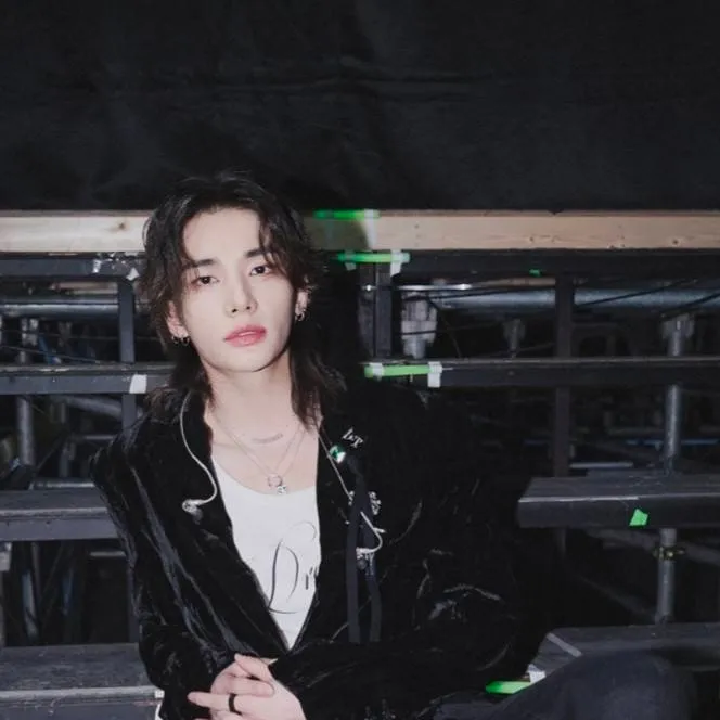 chat with ai character: hyunjin 