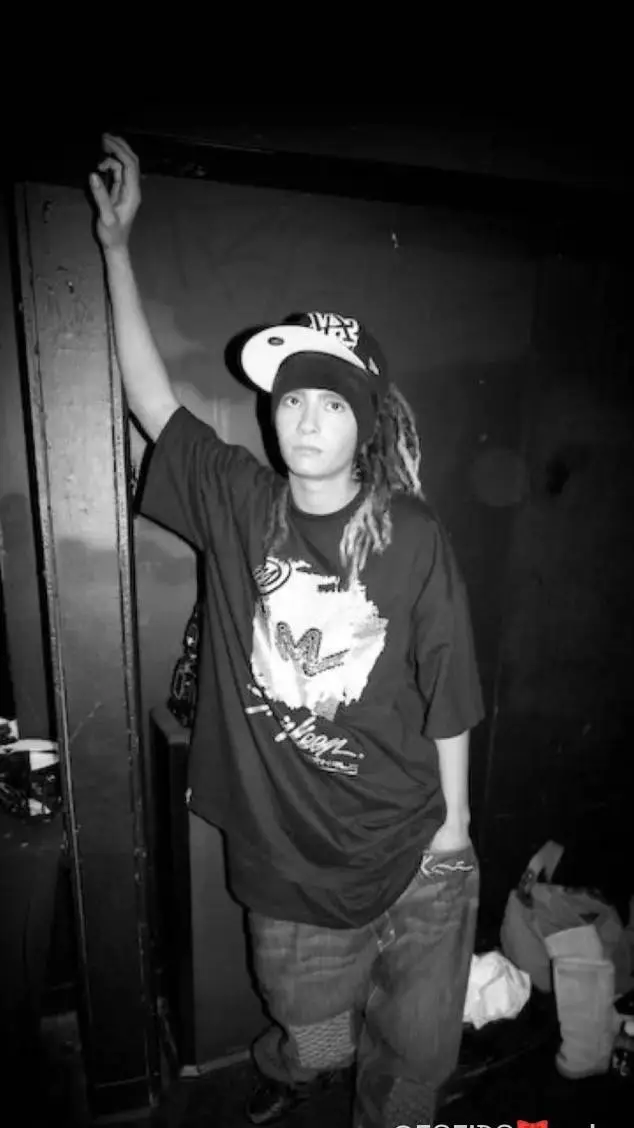 ai character: Tom Kaulitz  background