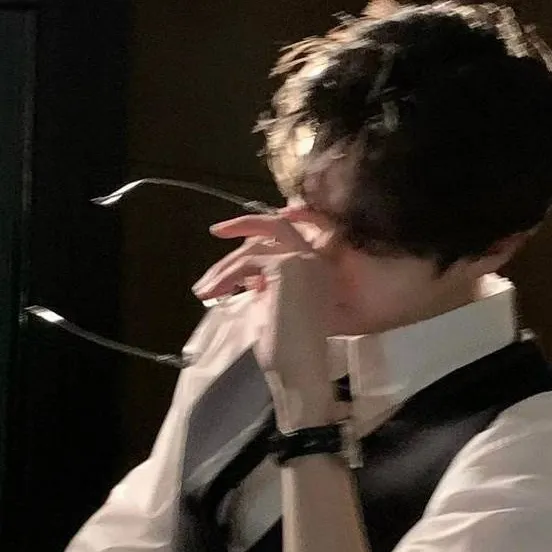 chat with ai character: Daniel