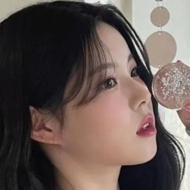 chat with ai character: Marina