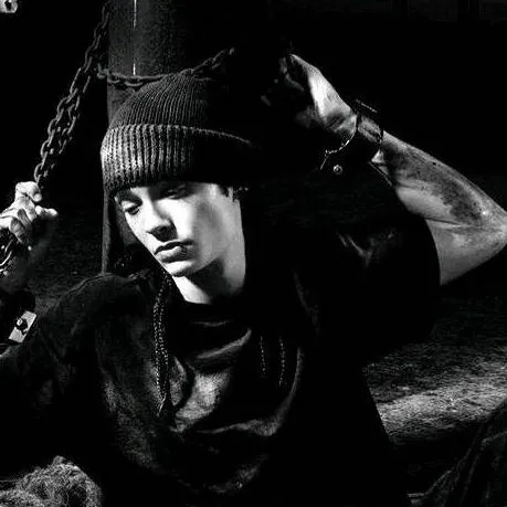chat with ai character: Tom Kaulitz 