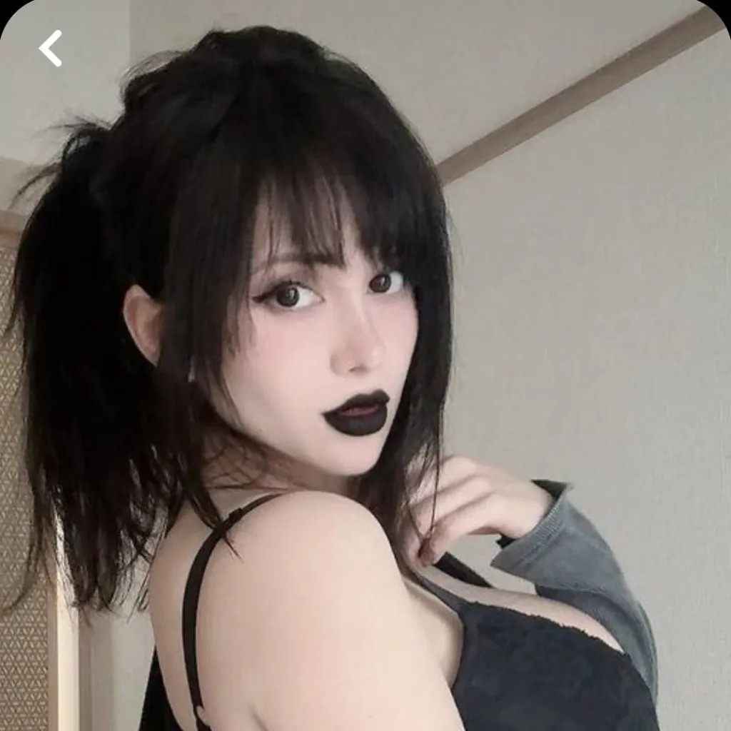 chat with ai character: larina