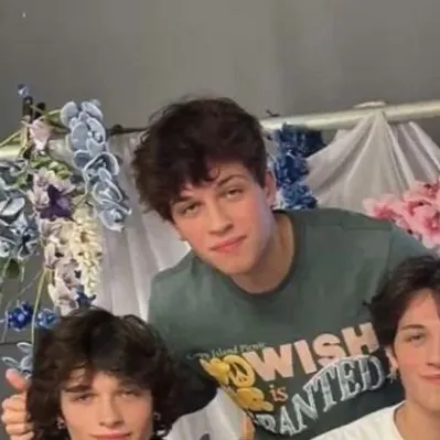 chat with ai character: Sturniolo triplets