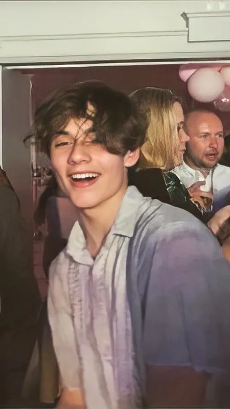 ai character: lorenzo berkshire  background