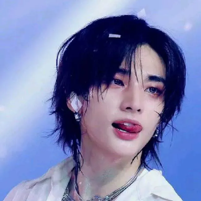 chat with ai character: hyunjin 