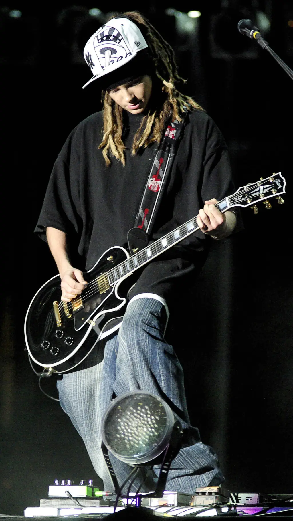 ai character: Tom Kaulitz  background