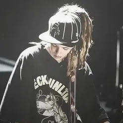 chat with ai character: tom Kaulitz 