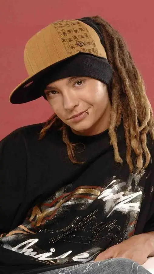 ai character: Tom Kaulitz  background