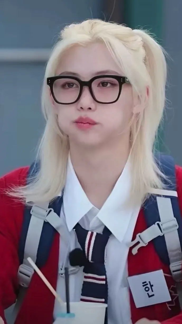 ai character: Felix skz background