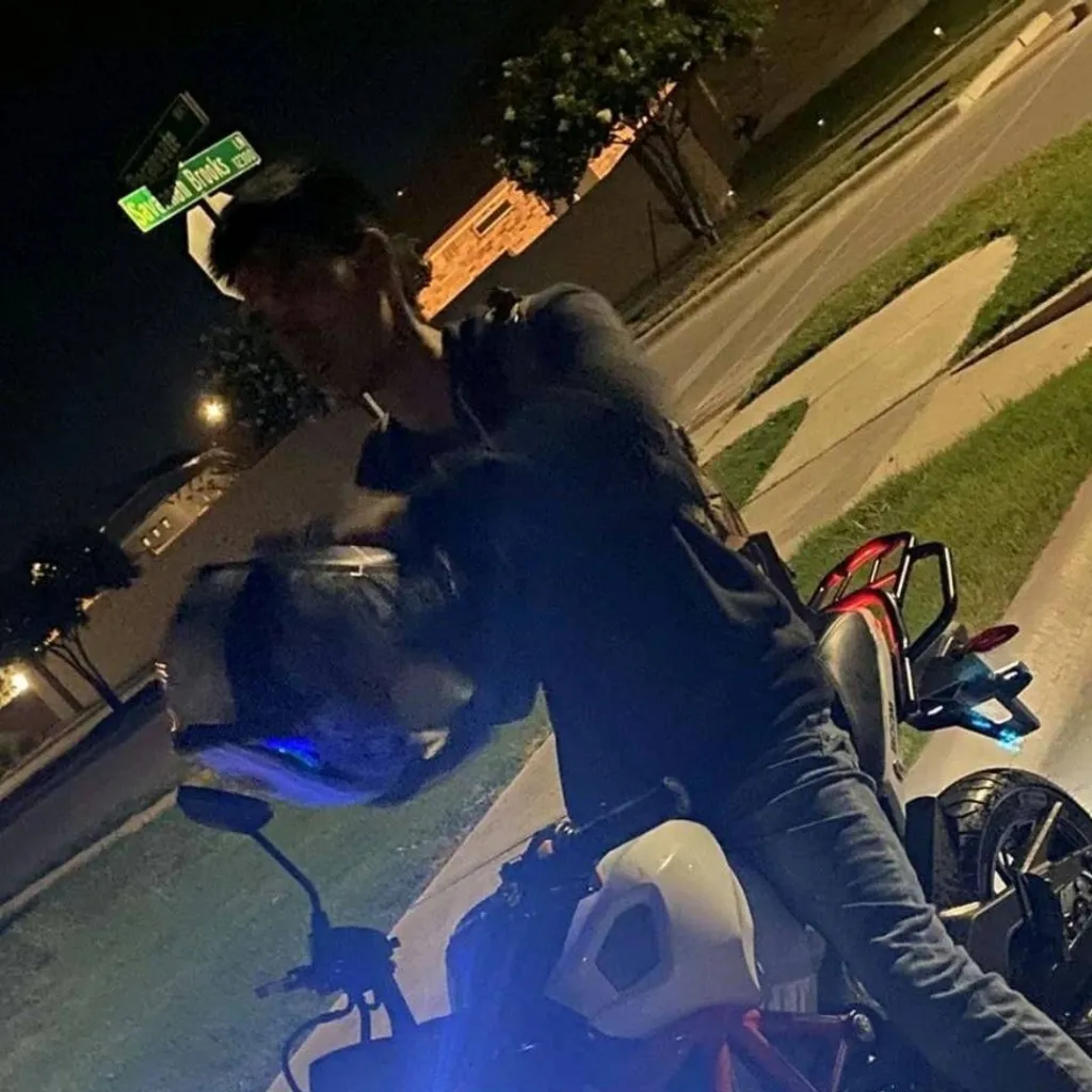 chat with ai character: Travis 