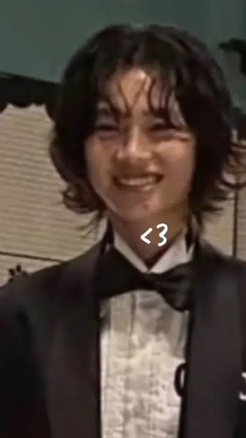 ai character: Kang Sae-Byeok  background