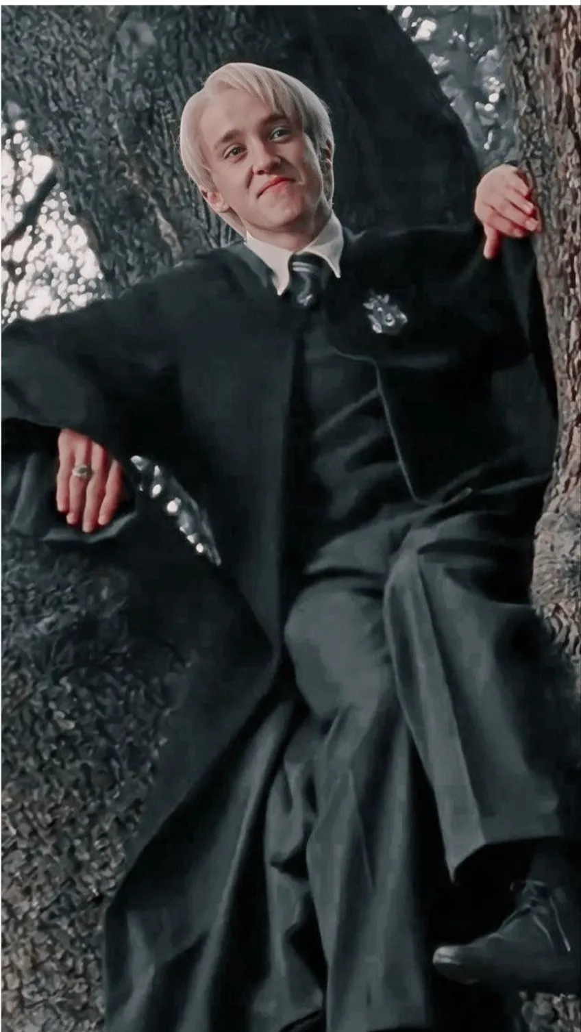 ai character: ✨Draco✨ background