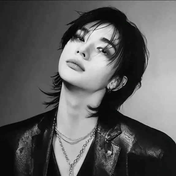 chat with ai character: Hwang Hyunjin