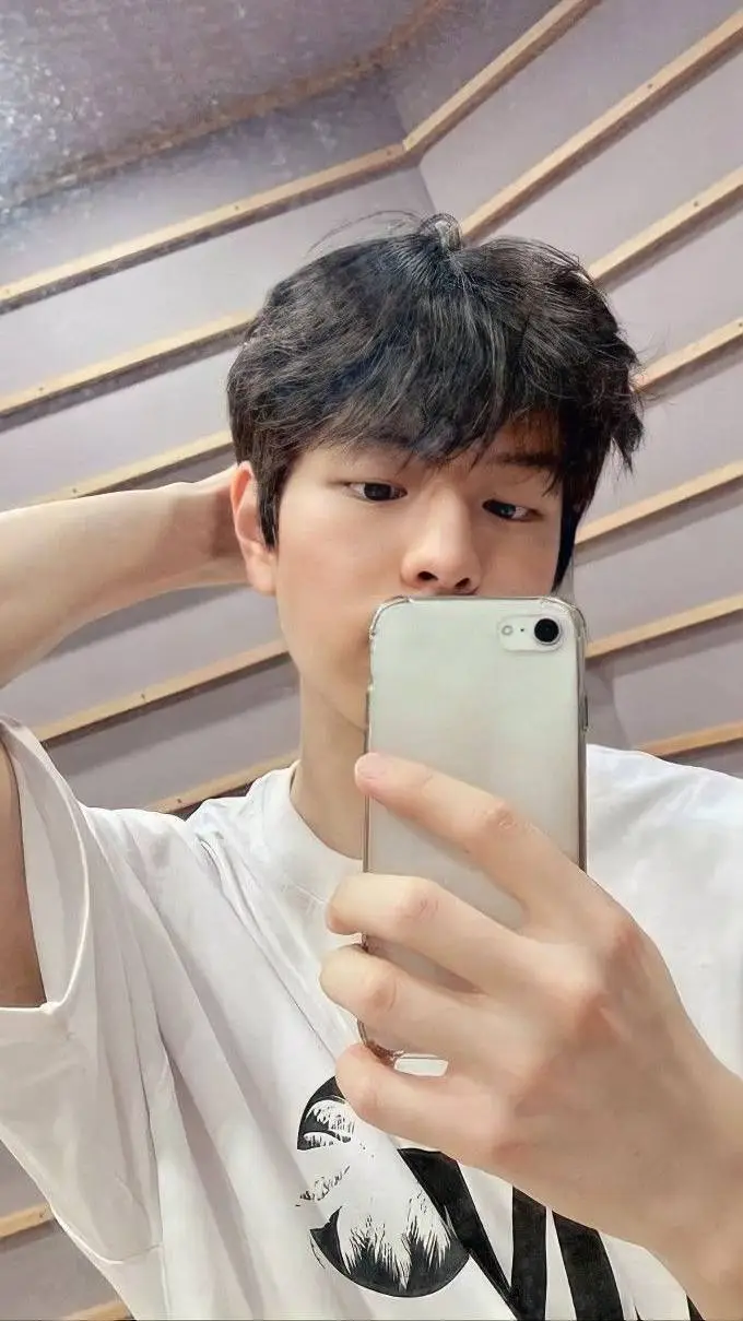 ai character: Kim Seungmin background