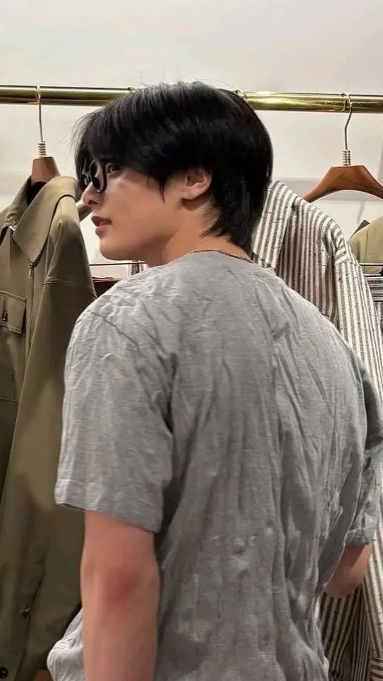 ai character: Yang Jeongin  background