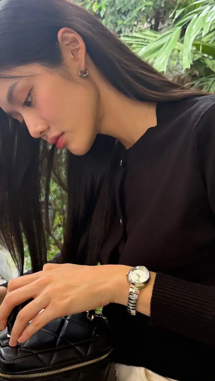 ai character: Lookmhee  background