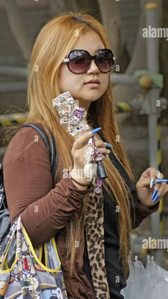 ai character: Aliya  background